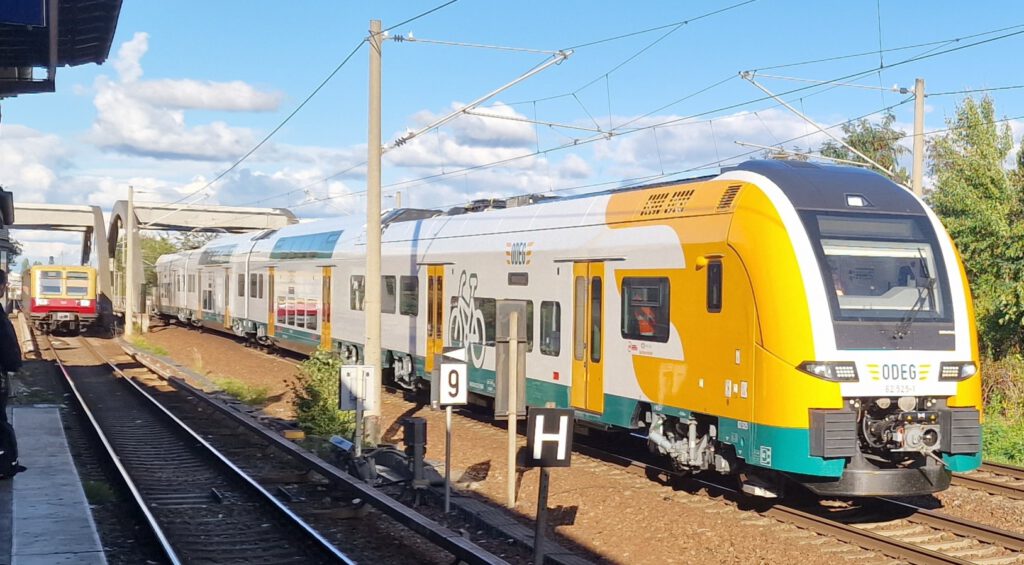 Ein neuer Desiro HC der ODEG für den RE1 auf Probefahrt in Pankow