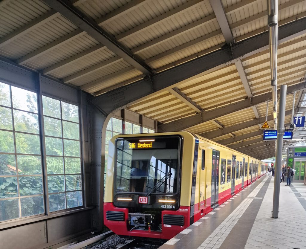 S-Bahn 483020 in Westkreuz auf der S46