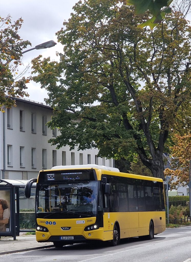 VDL Bus 2444 auf dem 122er in Wilhelmsruh 