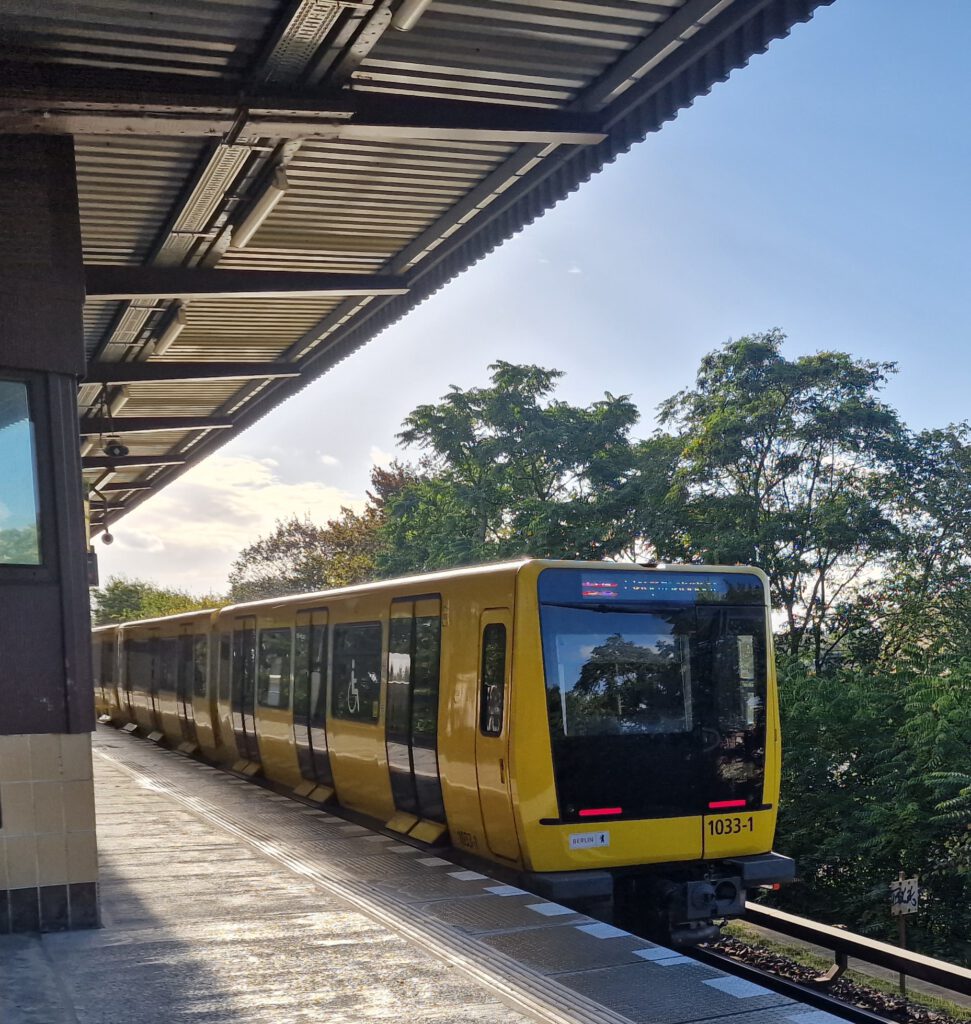 U-Bahn 1033 vom Typ IK auf der U5 am Elsterwerdaer Platz 