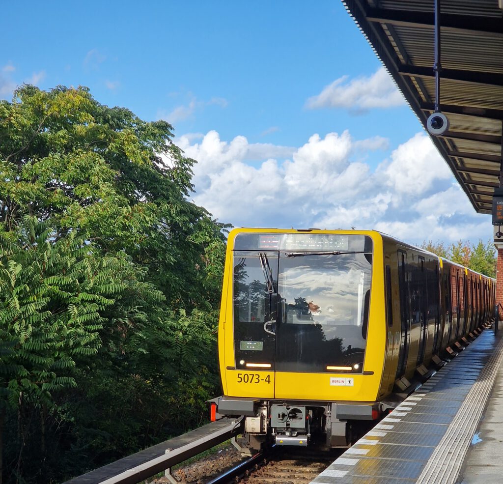 U-Bahn 5073 der BVG am Elsterwerdaer Platz auf der U5