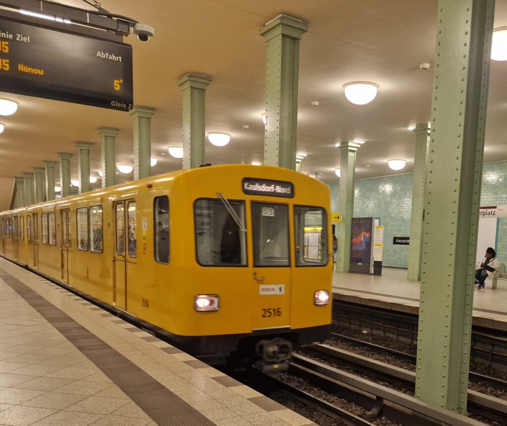 U-Bahn 2516 im Alexanderplatz auf der U5 nach Kaulsdorf Nord