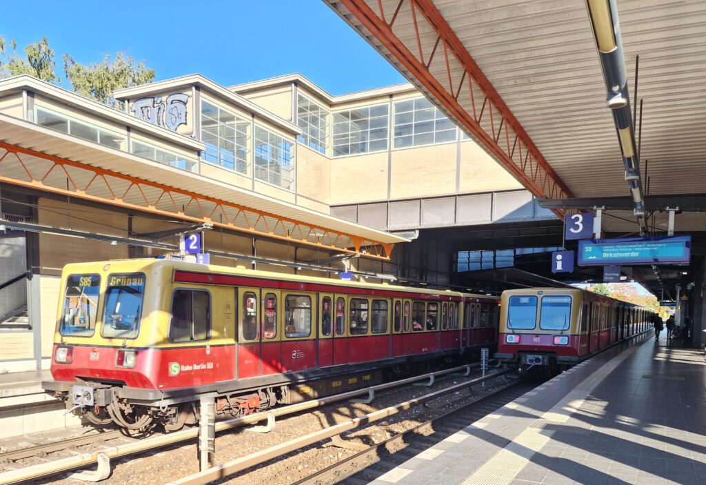 S-Bahn 485 117 in Bornholmer Straße 