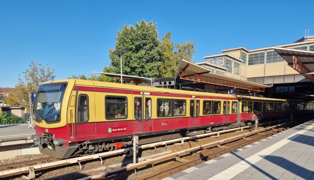 S-Bahn 481 255 auf der S2 in Bornholmer Straße 