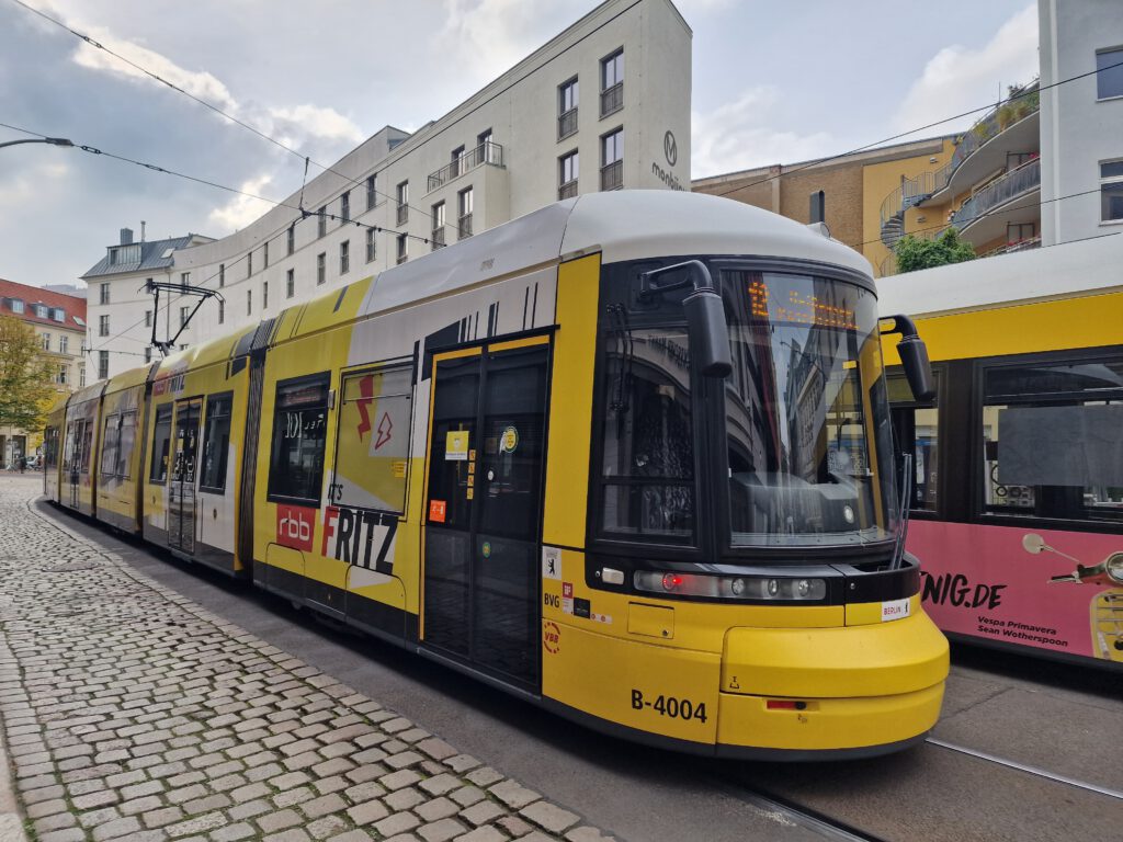 Flexity Straßenbahn 4004 am Hackeschen Markt