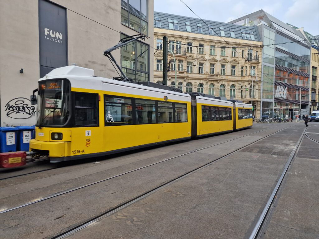 Straßenbahn 1517 mit 1516 am Hackeschen Markt