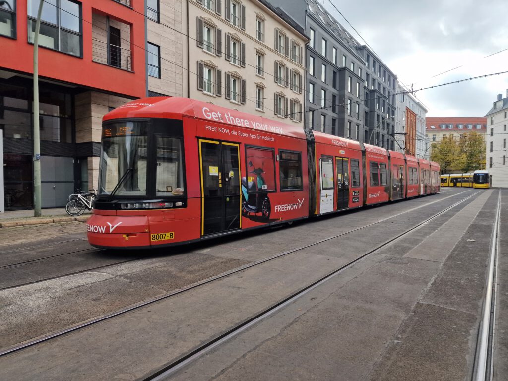 Straßenbahn 8007 Typ Flexity am Hackeschen Markt