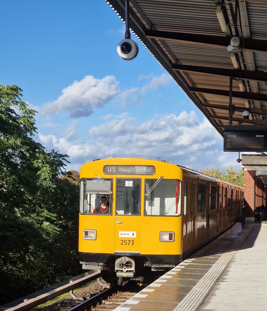 U-Bahn 2573 der BVG auf der U5 am Elsterwerdaer Platz