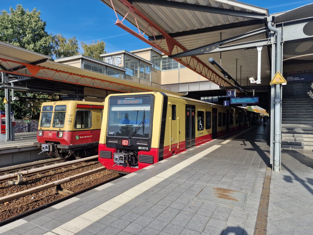 Alt und neu nebeneinander: die 483 lösen die 485er (links) ab, hier als S85 und S8 in Bornholmer Straße