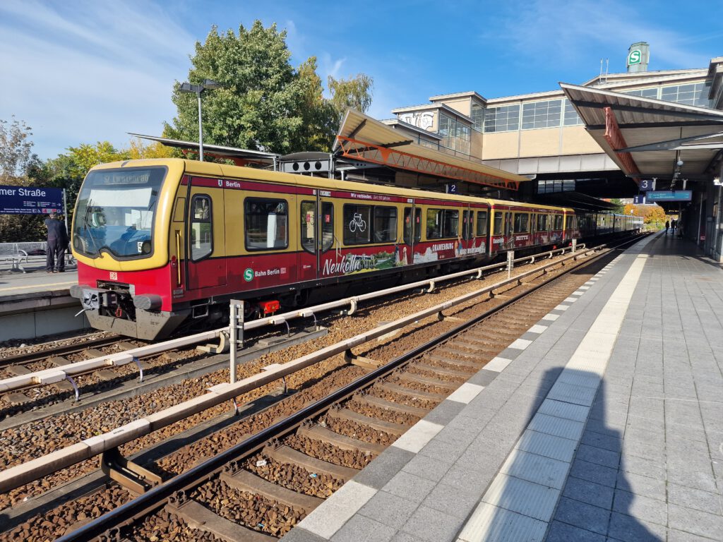 S-Bahn 481602 Spitzname Schlauch weil vier Wagen durchgehend begehbar sind in Bornholmer Strasse 