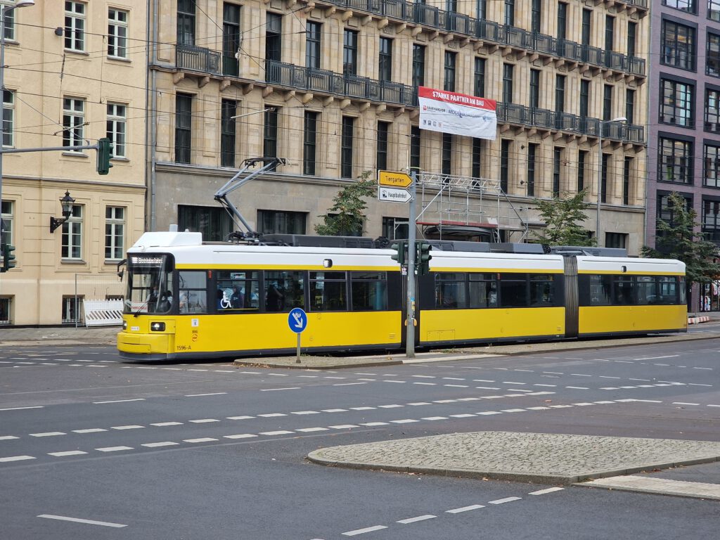 Straßenbahn 1596 als Fahrschule in der Invalidenstraße am Nordbahnhof 
