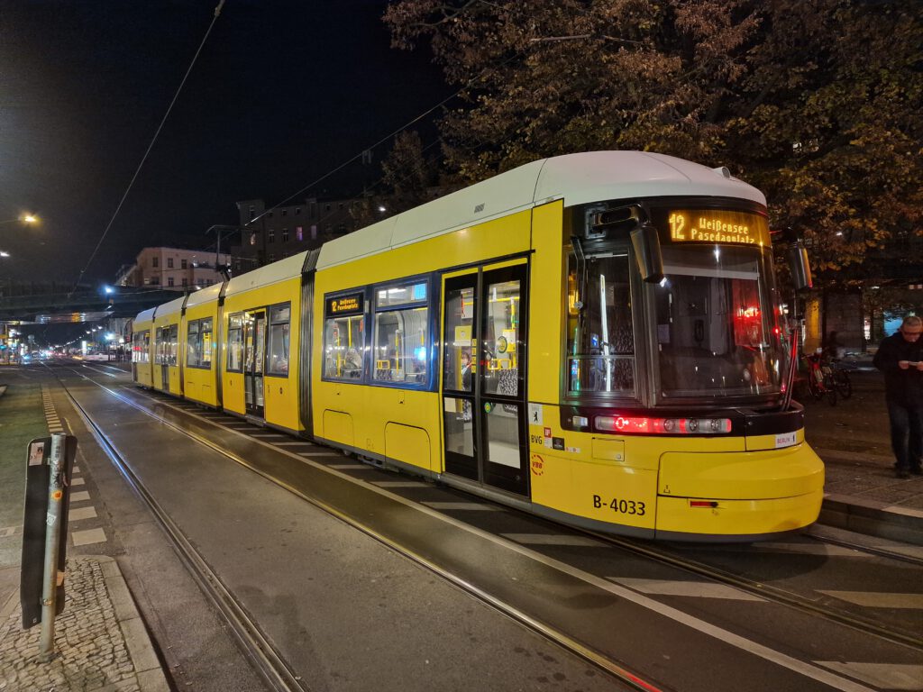 Flexity Straßenbahn 4033 am U-Bahnhof Eberswalder Str

