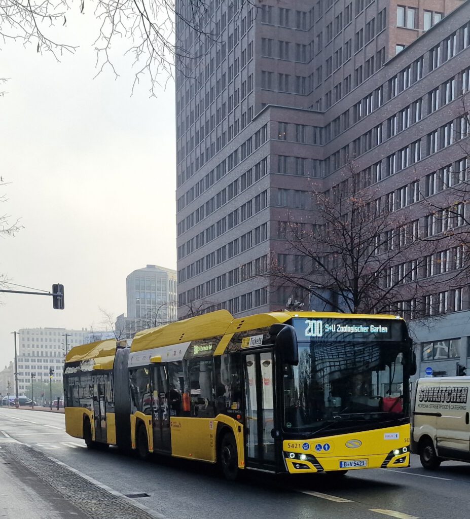 Elektrogelenkbus 5421 auf der Linie 200 am Potsdamer Platz 