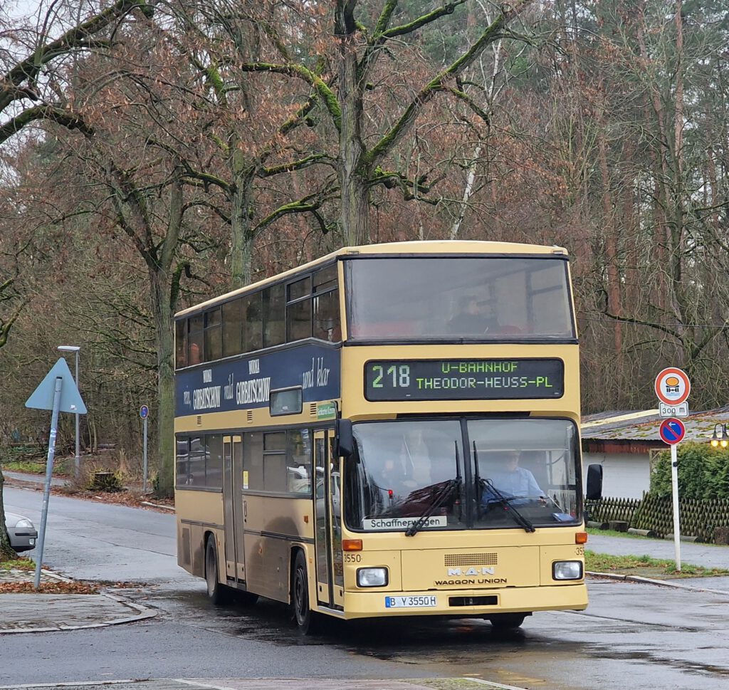 Oldtimerbus 3550 im Linieneinsatz auf der 218 in Berlin an der Havel entlang