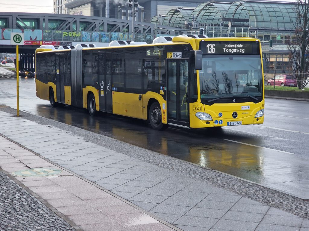 Bus 5375, ein Gelenkbus der BVG in Spandau auf dem 136