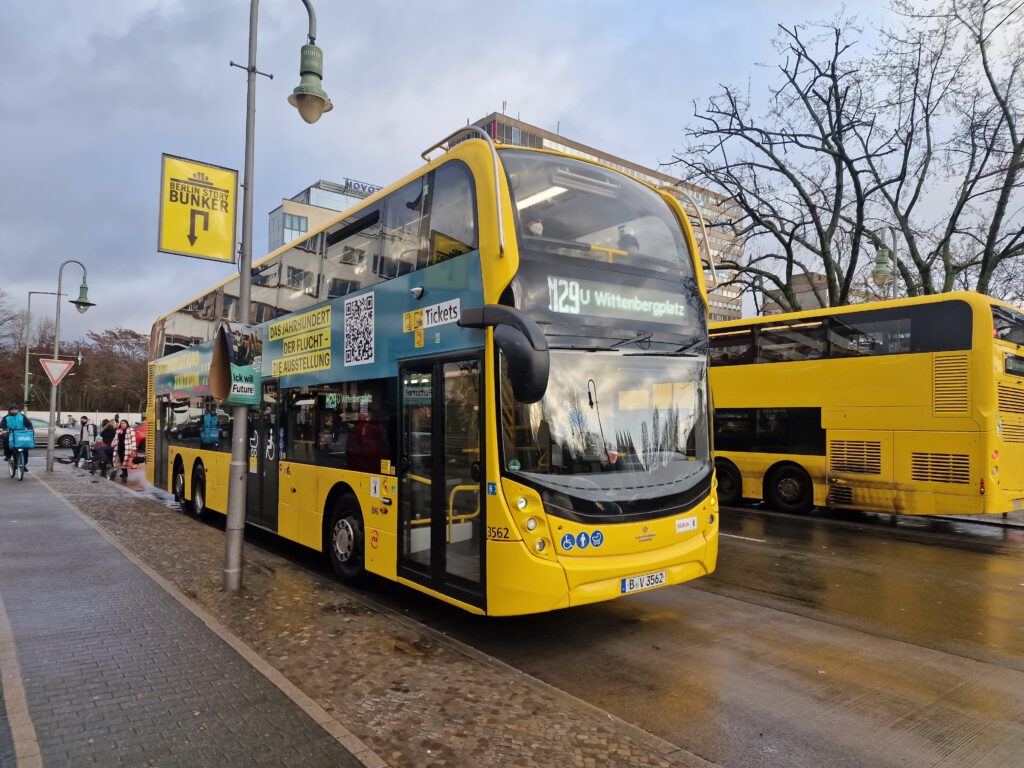 Doppeldeckerbus 3562 auf der M29 am Anhalter Bahnhof
