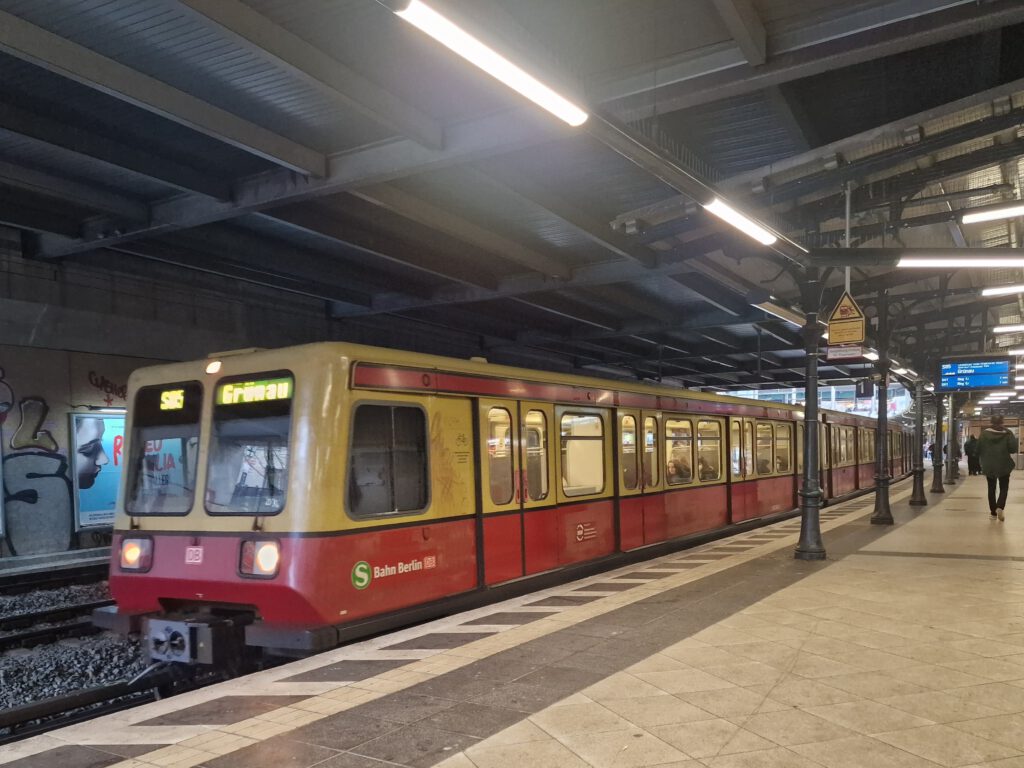 S-Bahn 485 066 in Schönhauser Allee auf der S85