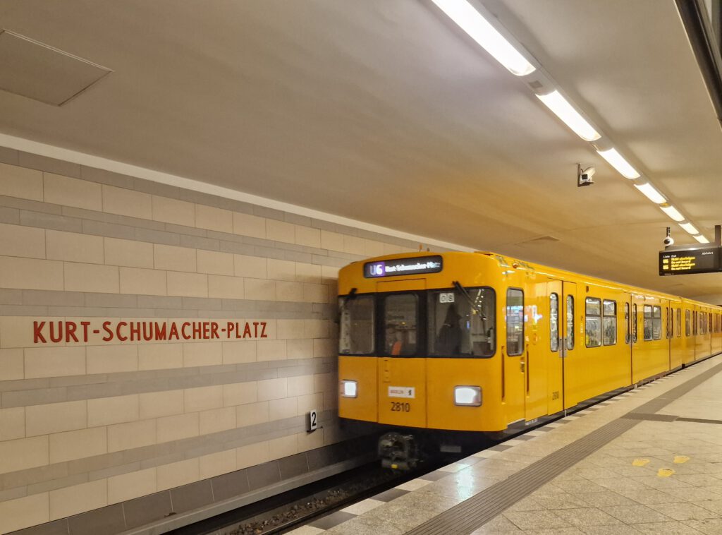 U-Bahn 2810 auf der U6 am Kurt-Schumacher-Platz