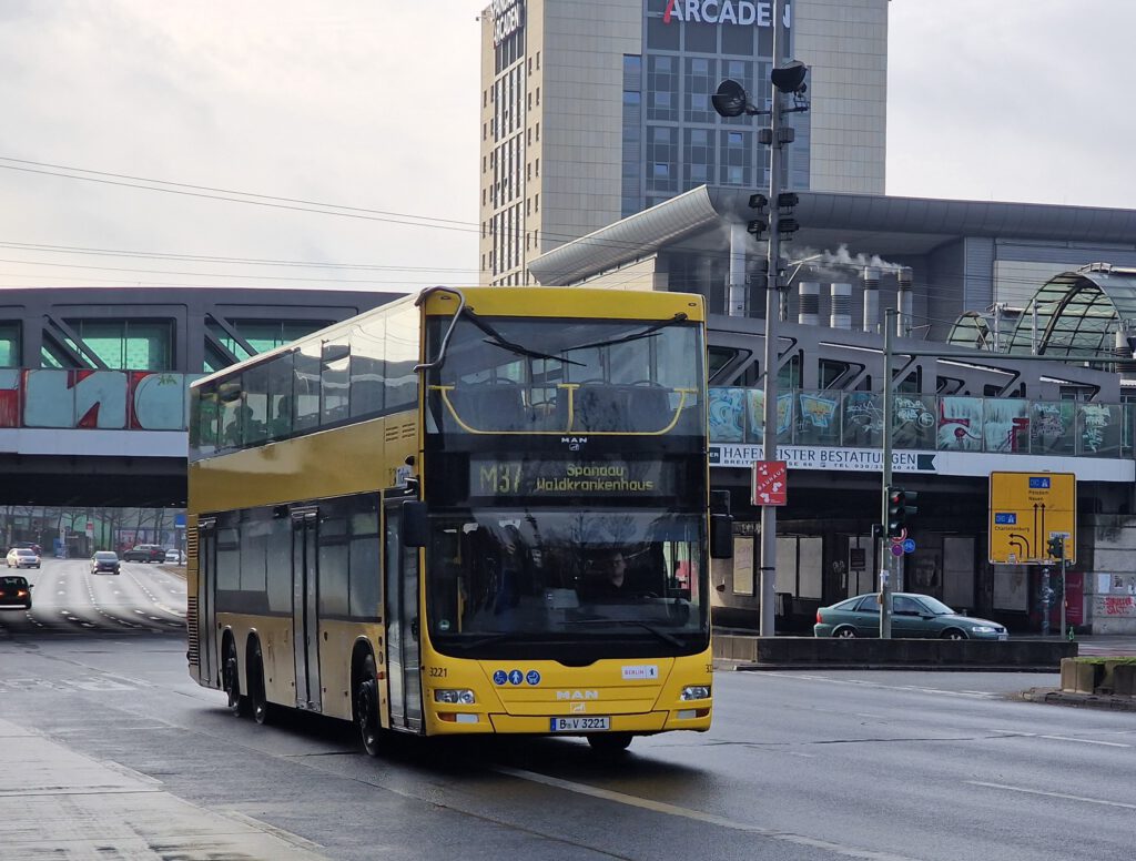 Doppeldeckerbus 3221 der BVG in Spandau auf dem M37