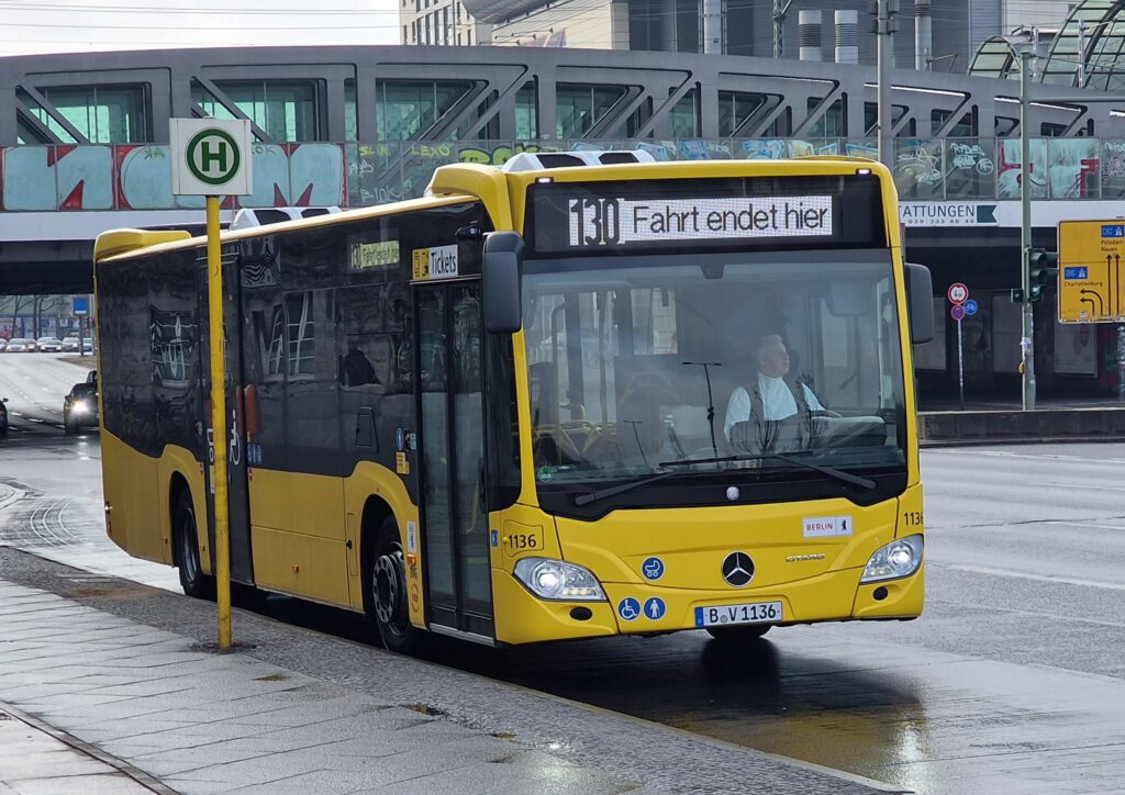 Eindecker Bus 1136 der BVG in Spandau auf der 130