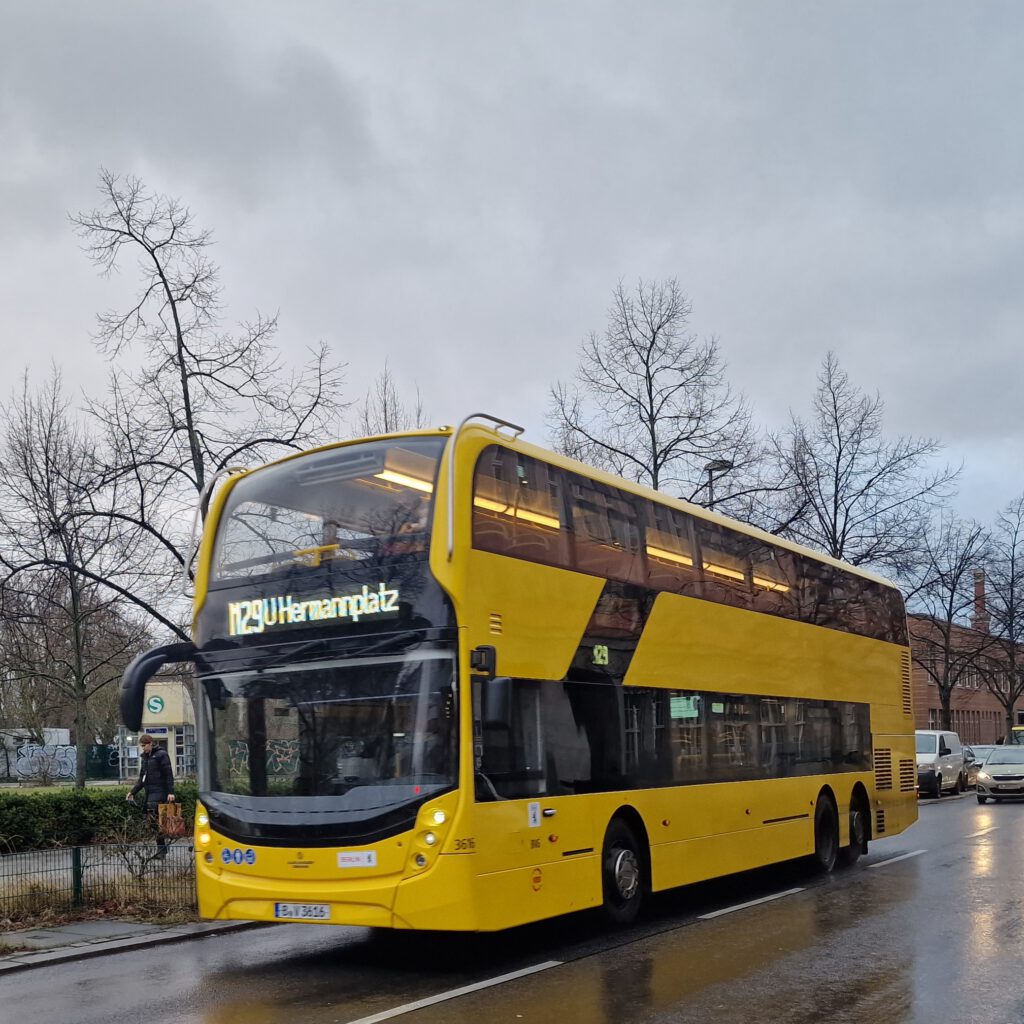 Bus 3616, ein Doppeldeckerbus der BVG auf der M29 am Anhalter Bahnhof