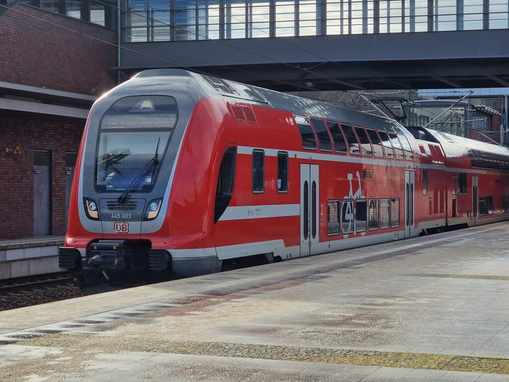 Triebzug 445 003 als RE5 nach Rostock in Gesundbrunnen 