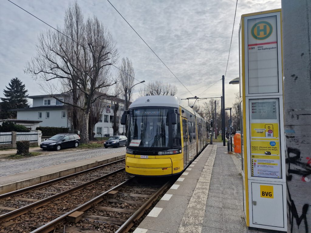 Flexity Straßenbahn 9028 als Fahrschule in Rosenthal