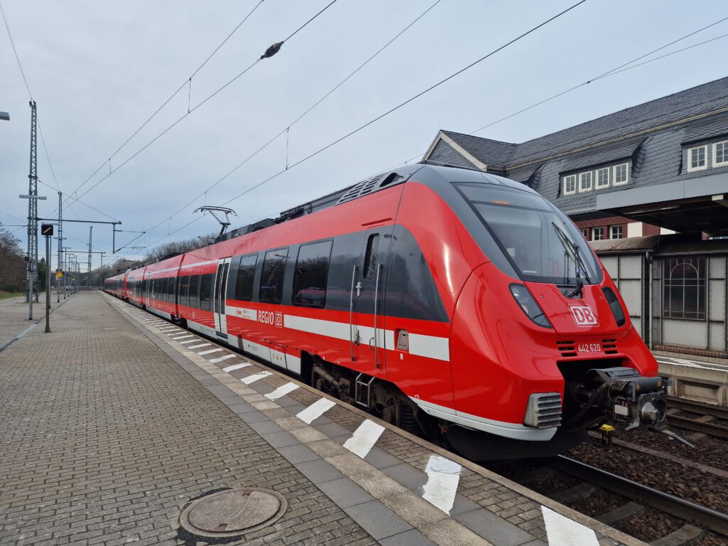 Triebzug 442620 in Potsdam Park Sanssouci