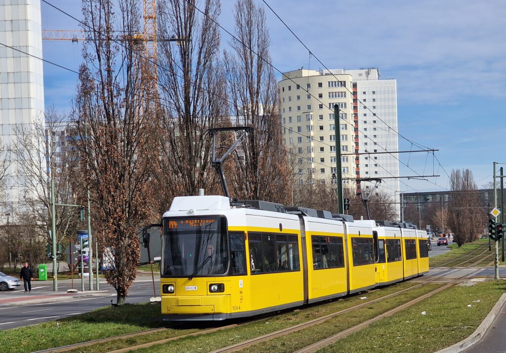 Straßenbahn 1524, eine GT6N, auf der Linie M4 am Bahnhof Hohenschönhausen.