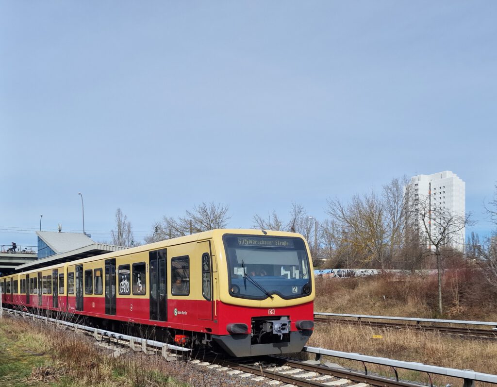 S-Bahn 481 103 verlässt als S75 den Bahnhof Hohenschönhausen