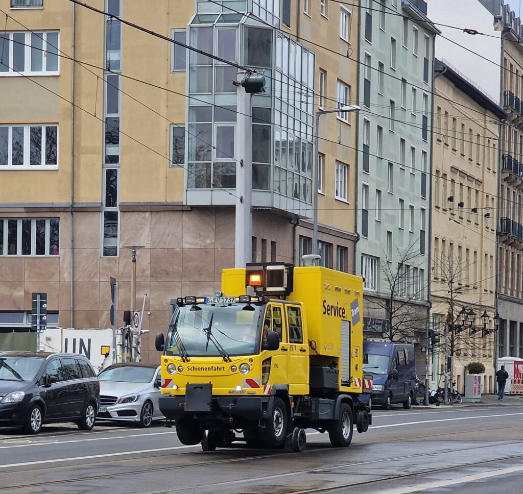 Kosmetik für die Schienen der Berliner Straßenbahn am Nordbahnhof