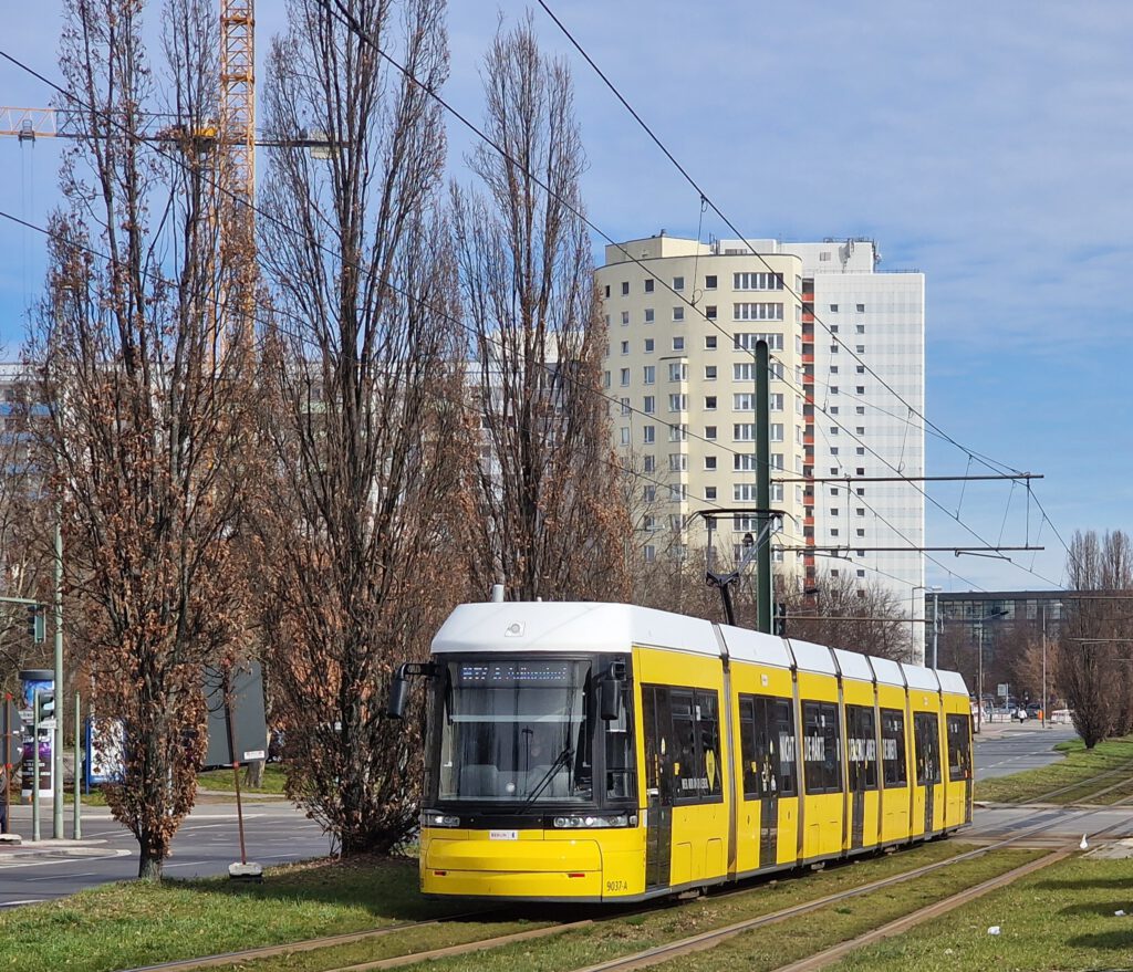 Straßenbahn Typ Flexity Nr 9037 auf der Linie M17 in Hohenschönhausen