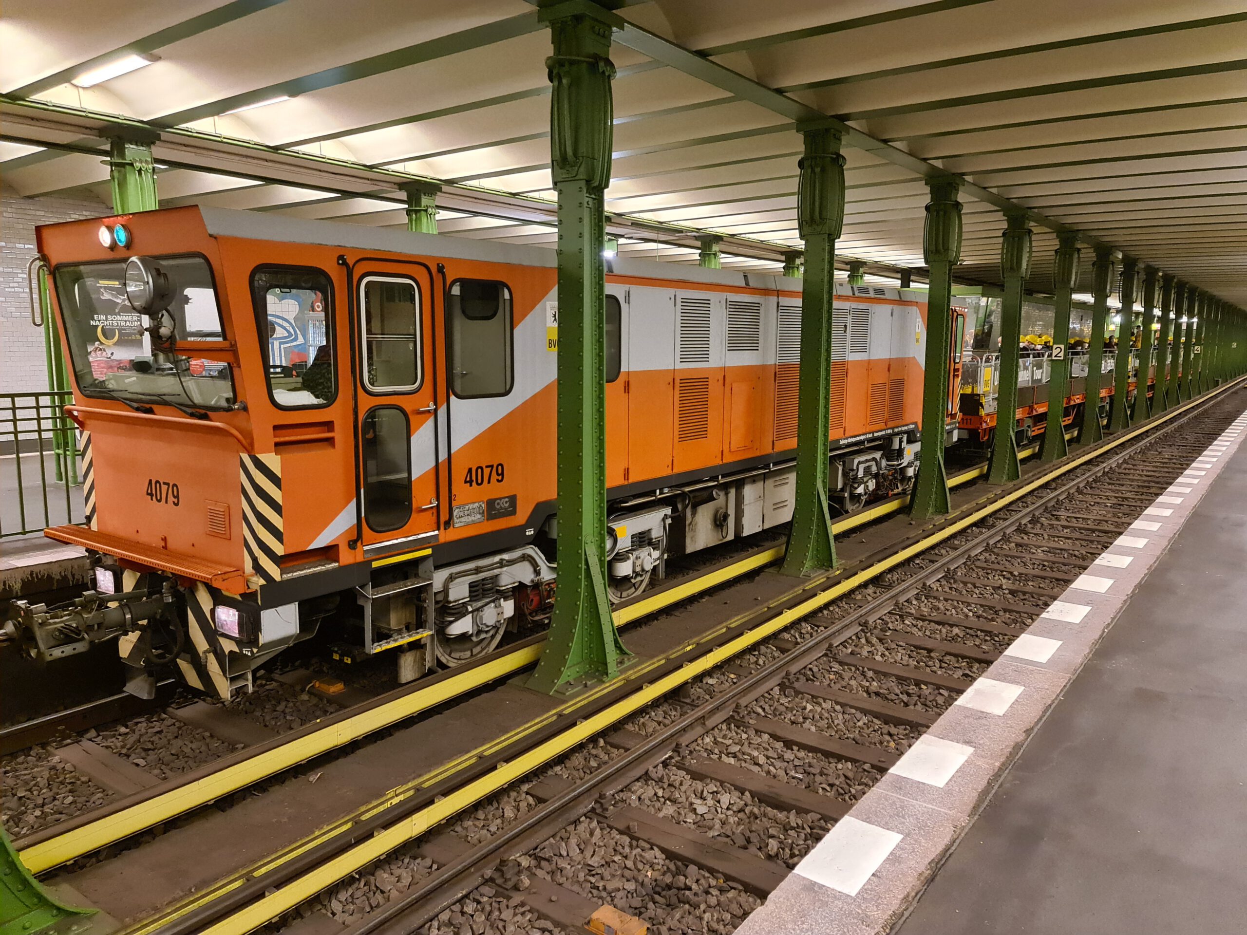 Lokomotive 4079 zieht den UBahn Cabrio Zug durch die Nacht Archiv von BerlinVerkehr Lokomotive 4079 zieht den UBahn Cabrio Zug durch die Nacht Archiv von BerlinVerkehr