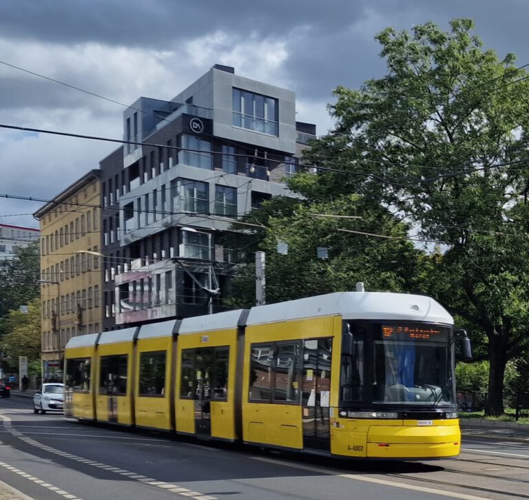 Flexity 4007 der BVG am Nordbahnhof - Archiv von: Berlin:Verkehr