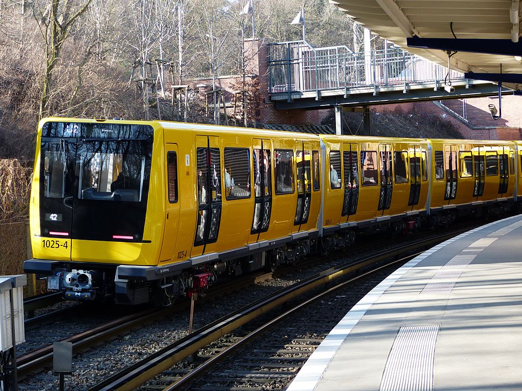 „Berlin U-Bahn IK at Olympia-Stadion (3)“ von Bahnsteigkante from www.bahninfo-forum.de - sent to me by mail. Lizenziert unter CC-BY-SA 4.0 über Wikimedia Commons - https://commons.wikimedia.org/wiki/File:Berlin_U-Bahn_IK_at_Olympia-Stadion_(3).jpg#/media/File:Berlin_U-Bahn_IK_at_Olympia-Stadion_(3).jpg